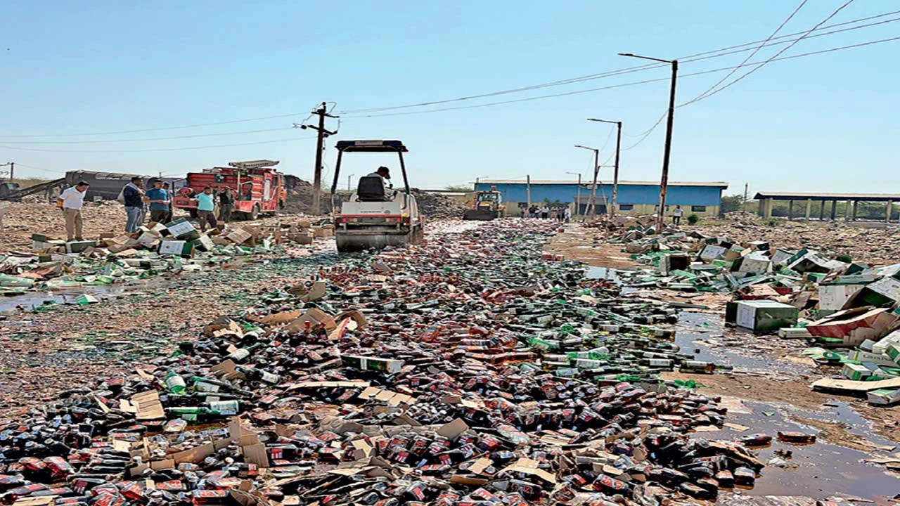 બાલાસિનોરમાં ₹1.43 કરોડનો FOREIGN દારૂ નાશ કરાયો: ગેરકાયદેસર દારૂ પર બુલડોઝર ફેરવી દેવાયું.