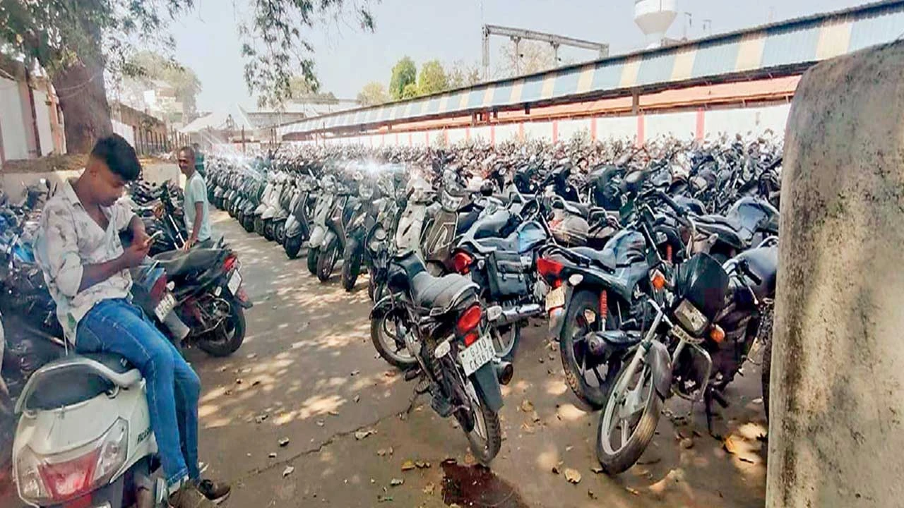 Anand: રેલવે તંત્રના પાર્કિંગની જગ્યાનો વિવાદ, બે વર્ષથી કબજો જમાવી દેવાયો