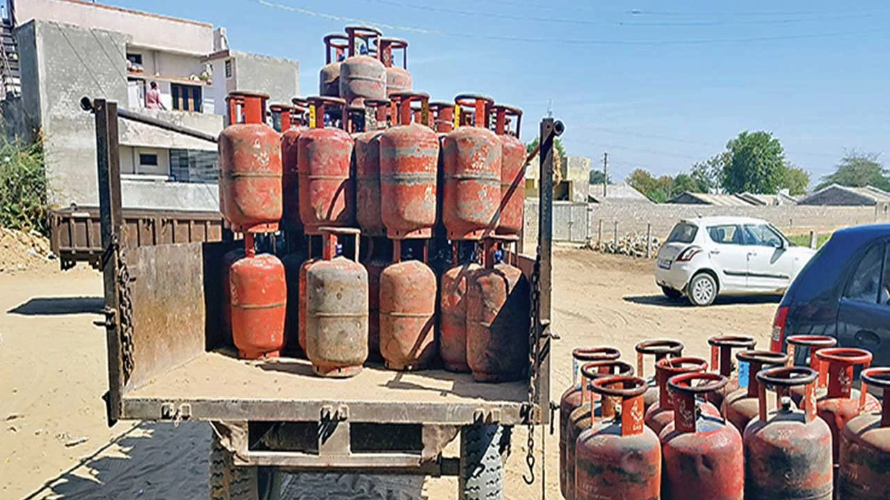 Banaskantha: લાખણીમાં LPG ગેસનો કાળો કકળાટ 
