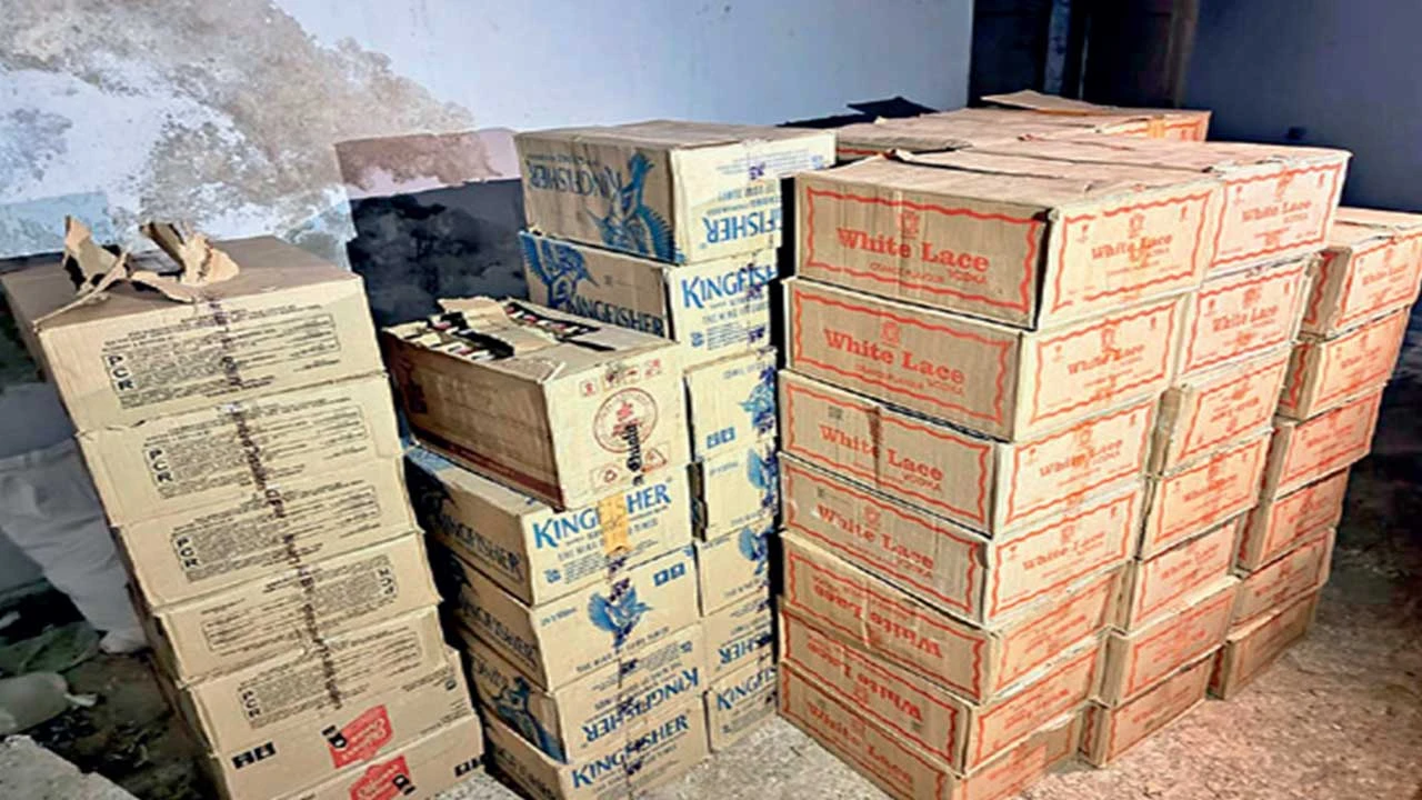 સુરેન્દ્રનગર દસાડા પાસેથી પુંઠાની આડમાં દારૂ લઈ જતો પાટણનો ચાલક પકડાયો