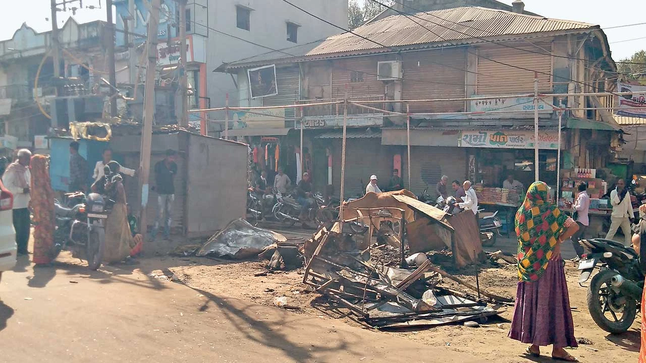 Viramgam: વિરમગામમાં રાત્રે ફરસાણની કેબિનમાં અચાનક આગ ભભૂકી ઉઠી : LPG સિલિન્ડરમાં બ્લાસ્ટ થતા દોડધામ