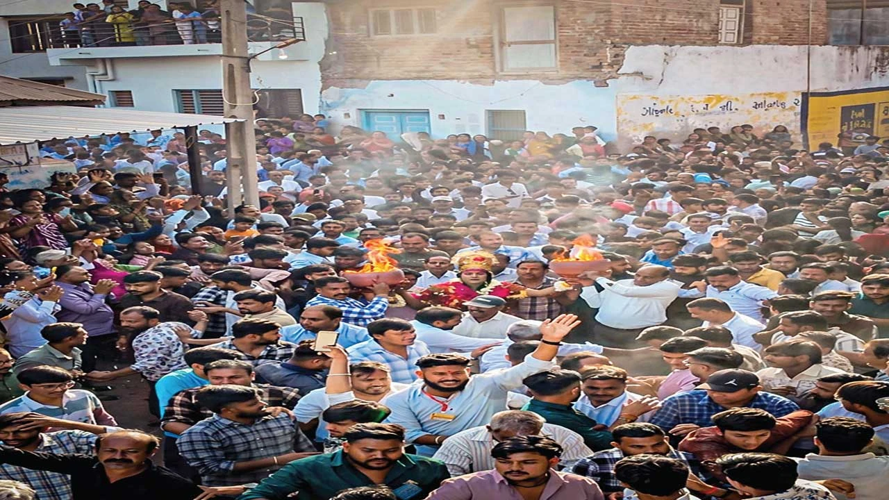 મહેસાણાના પાલોદરમાં માતાજીની સળગતી સગડીના દર્શને ભક્તોની ભીડ ઉમટી.