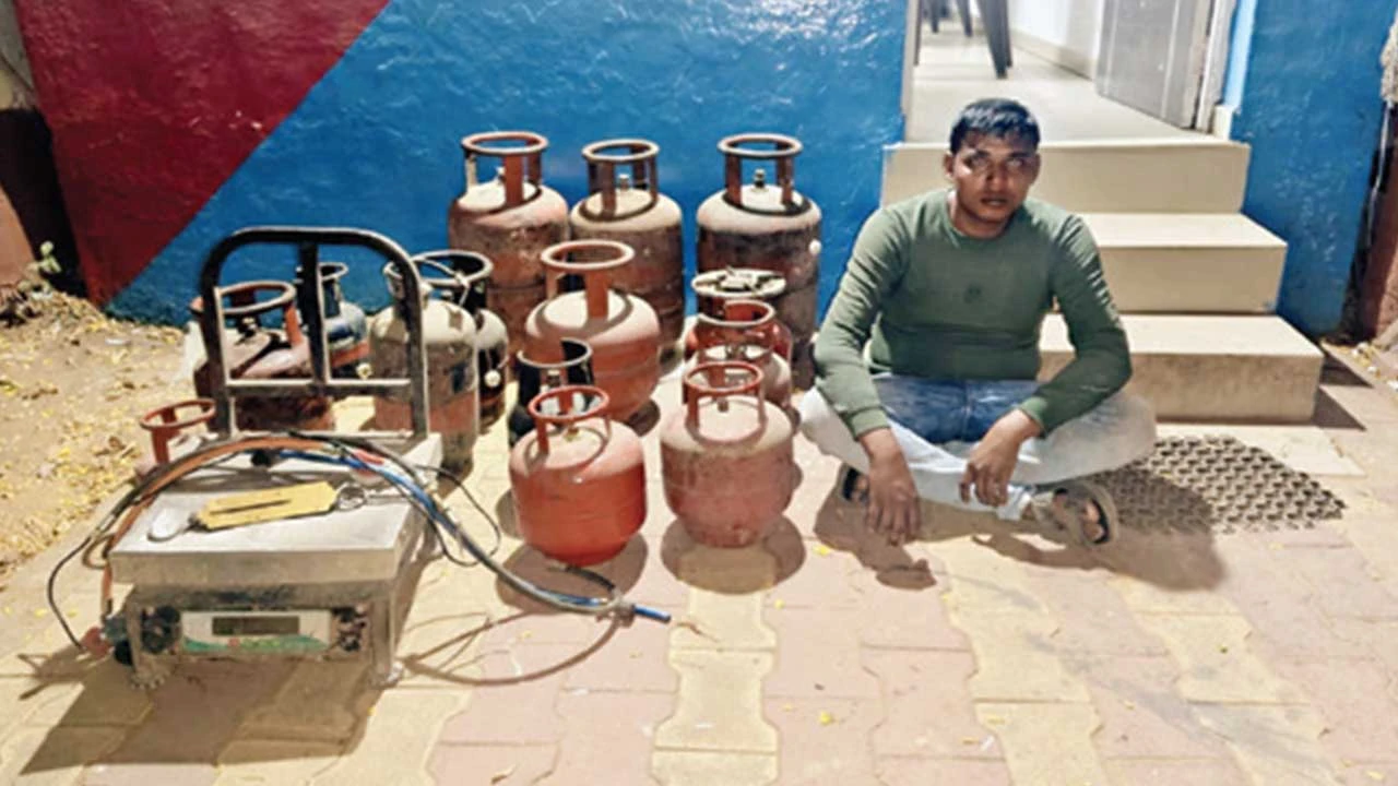 મોડાસામાં ગેરકાયદેસર ગેસ રિફિલિંગ ઝડપાયું.