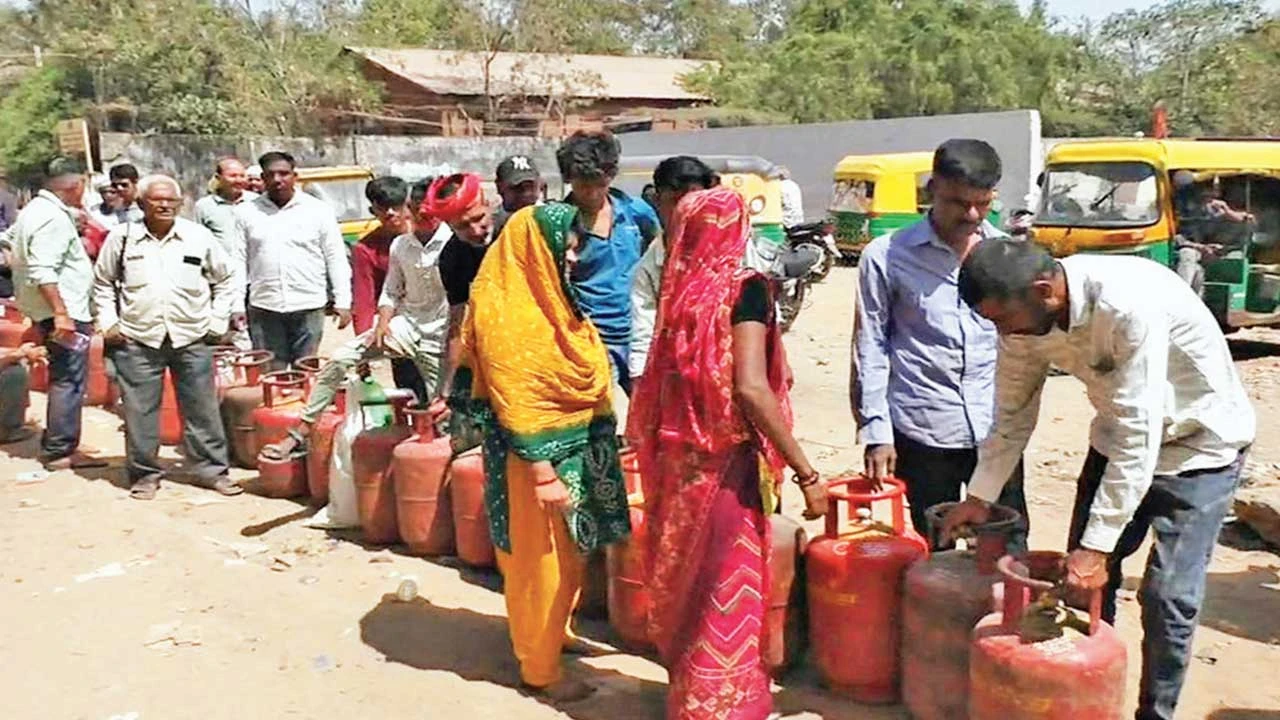 મહેસાણામાં રાંધણ ગેસની માંગમાં 50 ટકાનો ઉછાળો: ગેસ એજન્સીઓ પર દોડધામ.