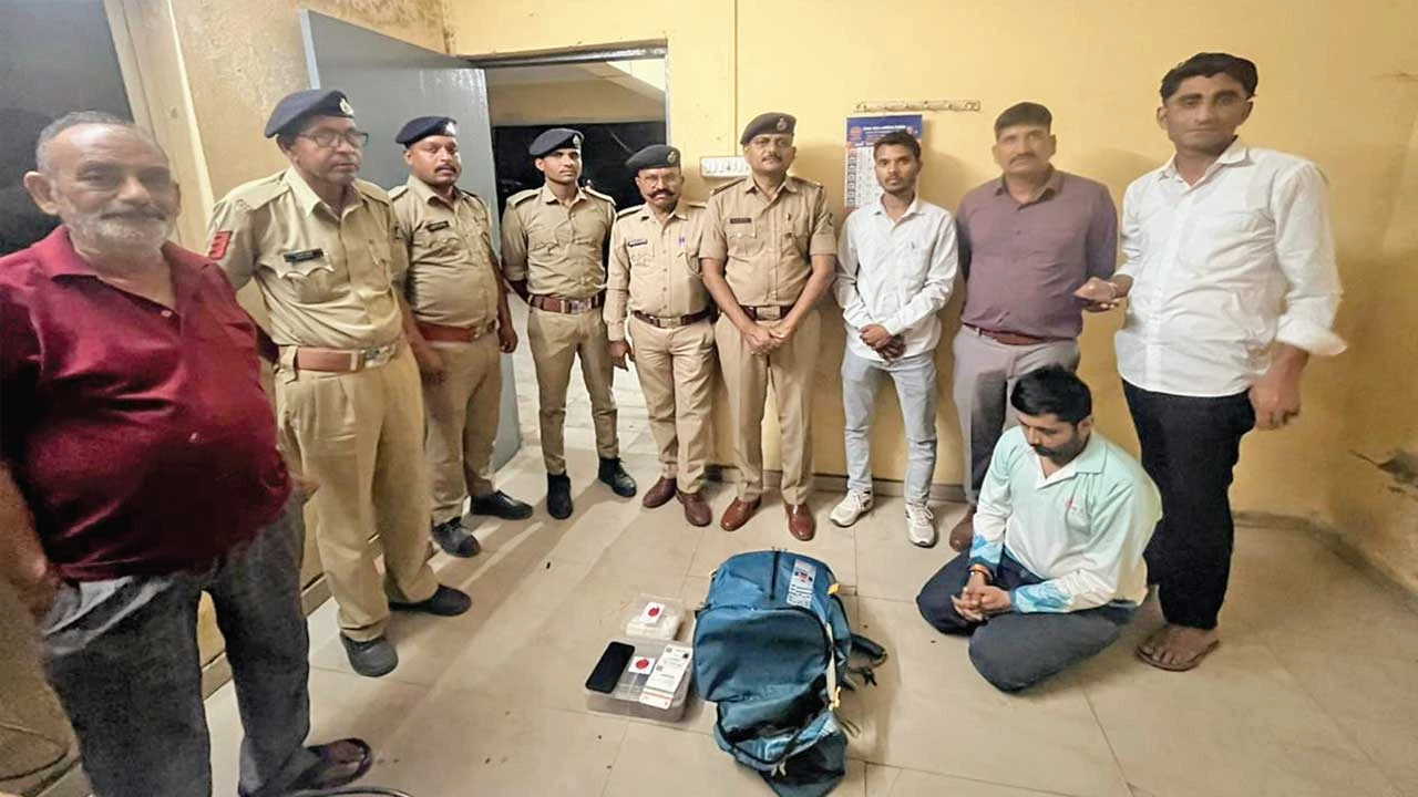 Palanpur: અમીરગઢ પોલીસે વાહન ચેકિંગમાં લકઝરી બસમાં મુંબઈના મુસાફરને ચરસ સાથે ઝડપ્યો 