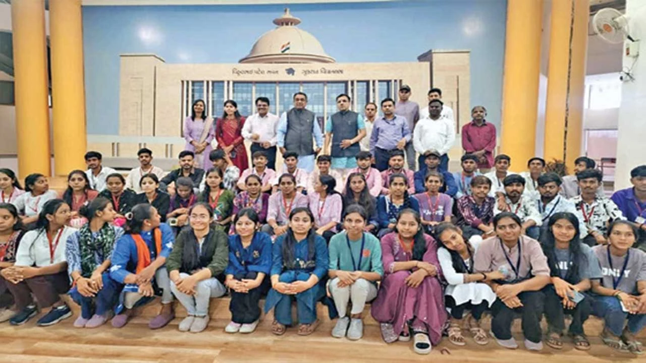માંડલ કોલેજના છાત્રોનો વિધાનસભા, અડાલજ વાવ અને ત્રિમંદિર સહિતનો શૈક્ષણિક પ્રવાસ યોજાયો.