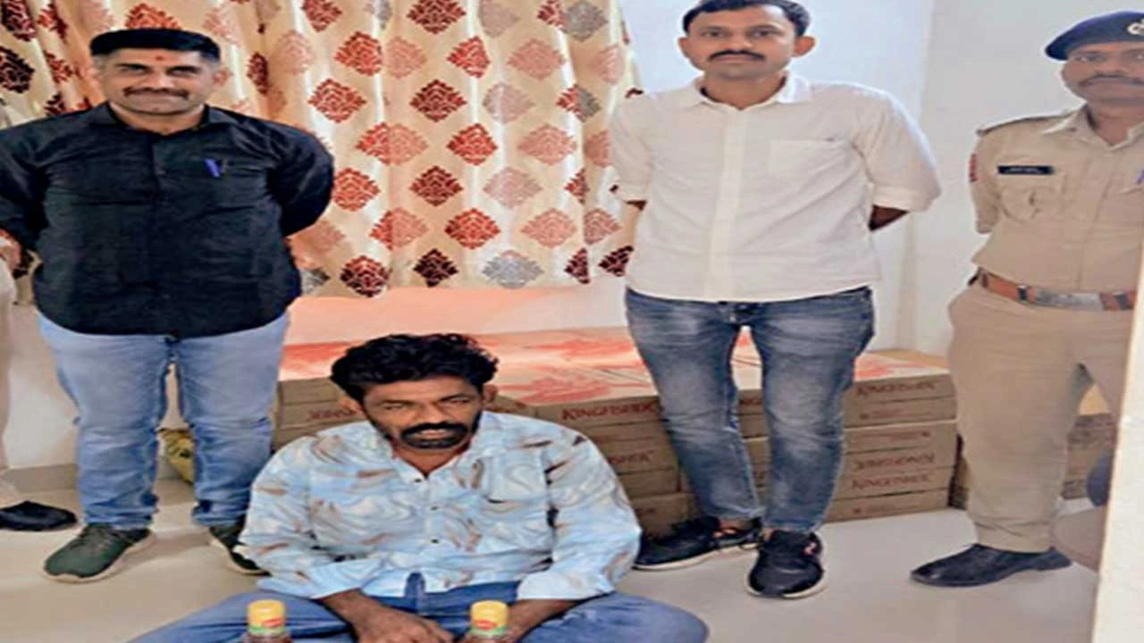 સુરેન્દ્રનગરમાં પાણશીણા ચેકપોસ્ટ પાસેથી પ્લાસ્ટીકના દાણાની આડમાં દારૂ લઈ જતો ટ્રકચાલક ઝડપાયો.