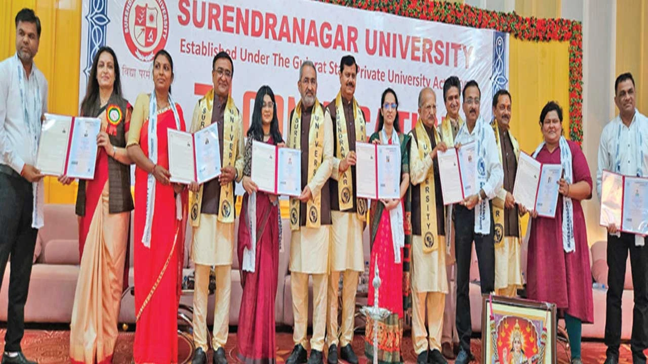 સુરેન્દ્રનગર યુનિવર્સિટીનો ત્રીજો પદવીદાન સમારંભ યોજાયો જેમાં વિદ્યાર્થીઓને પદવી અને મેડલથી સન્માનિત કરાયા.
