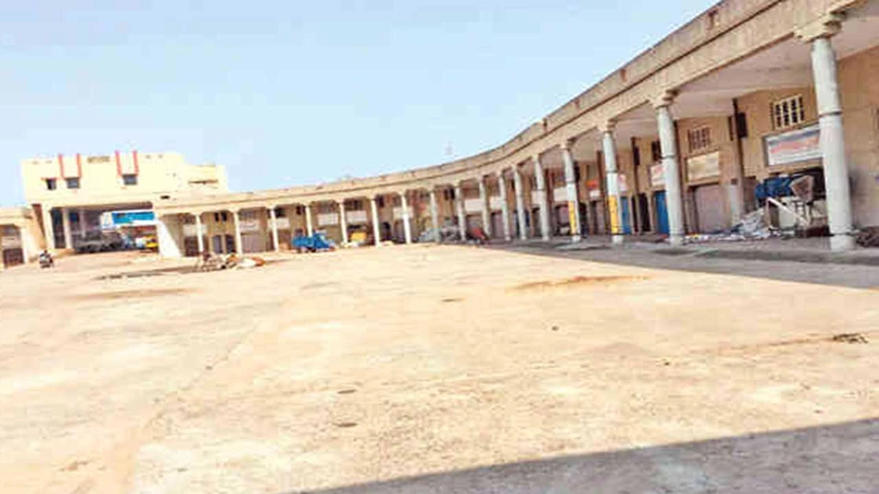 મોડાસા માર્કેટયાર્ડમાં ભાજપે મેન્ડેટ આપવા છતાં ચેરમેનની ચૂંટણી યોજાઈ, જેમાં મેન્ડેટવાળા ઉમેદવારની હાર થઈ.