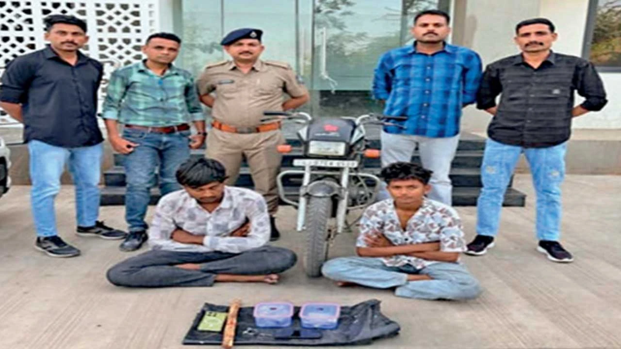 Dholka: ધોળકાના સરંડી ગામે મંદિરમાંથી ચોરી કરનારા બે તસ્કરો ઝડપાયા 