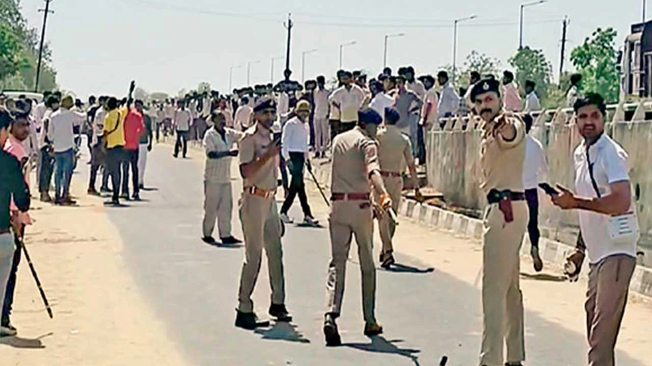 Banaskantha: ઉણ ગામે ચૌધરી અને રબારી સમાજ વચ્ચે ઘર્ષણ થતા પોલીસ કાફલો ખડકાયો 
