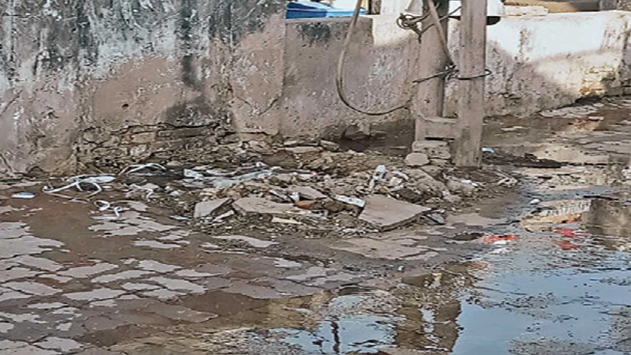 Himatnagar: વોર્ડ નં.7માં ઉભરાતી ગટરોનો નિકાલ નહીં થતાં રહીશો તોબા 