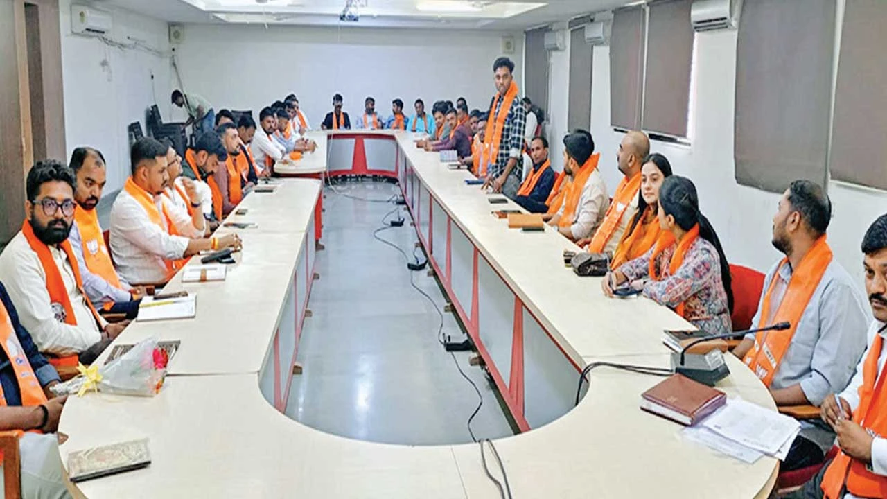 હિંમતનગર: હિંમતનગરમાં જિલ્લા ભાજપ યુવા મોરચાની પરિચય બેઠકનું આયોજન.