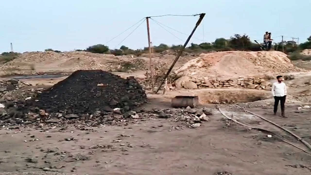 સાયલામાં ચોરવીરાની સીમમાં કાર્બોસેલના ગેરકાયદે ખોદકામ પર પોલીસનો દરોડો, ગેરકાયદેસર ખનન ઝડપાયું.