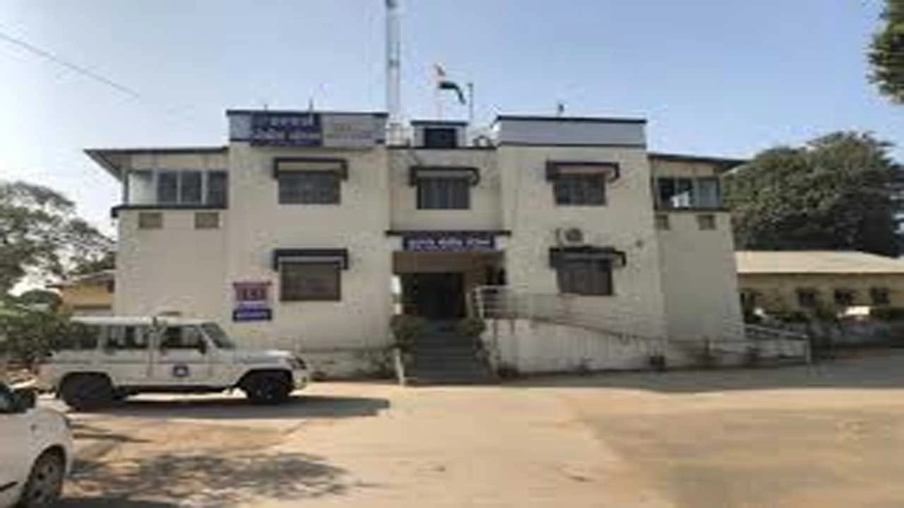 VADODARA: કરજણ તાલુકાના ગંધારા ગામે એલસીબીના દરોડામાં ચાર જુગારીયાની ધરપકડ કરાઇ 