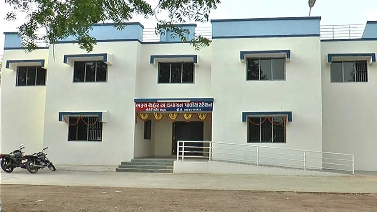 ભરૂચમાં રૂ. 78 હજારના દારૂ સાથે બુટલેગર ટુ-વ્હીલર પર ઝડપાયો.