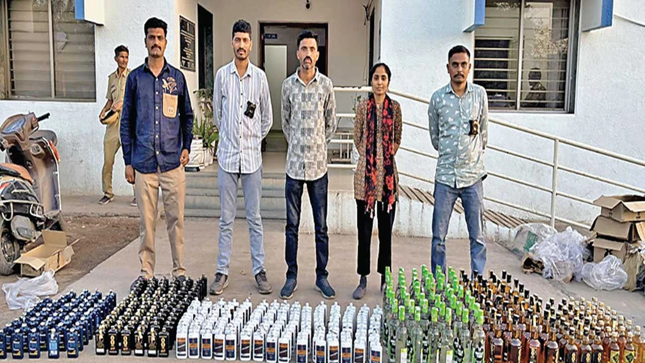સુરેન્દ્રનગર થાનના આંબેડકરનગરમાંથી રૂ. 1.61 લાખનો દારૂ પકડાયો, આરોપી વોન્ટેડ.