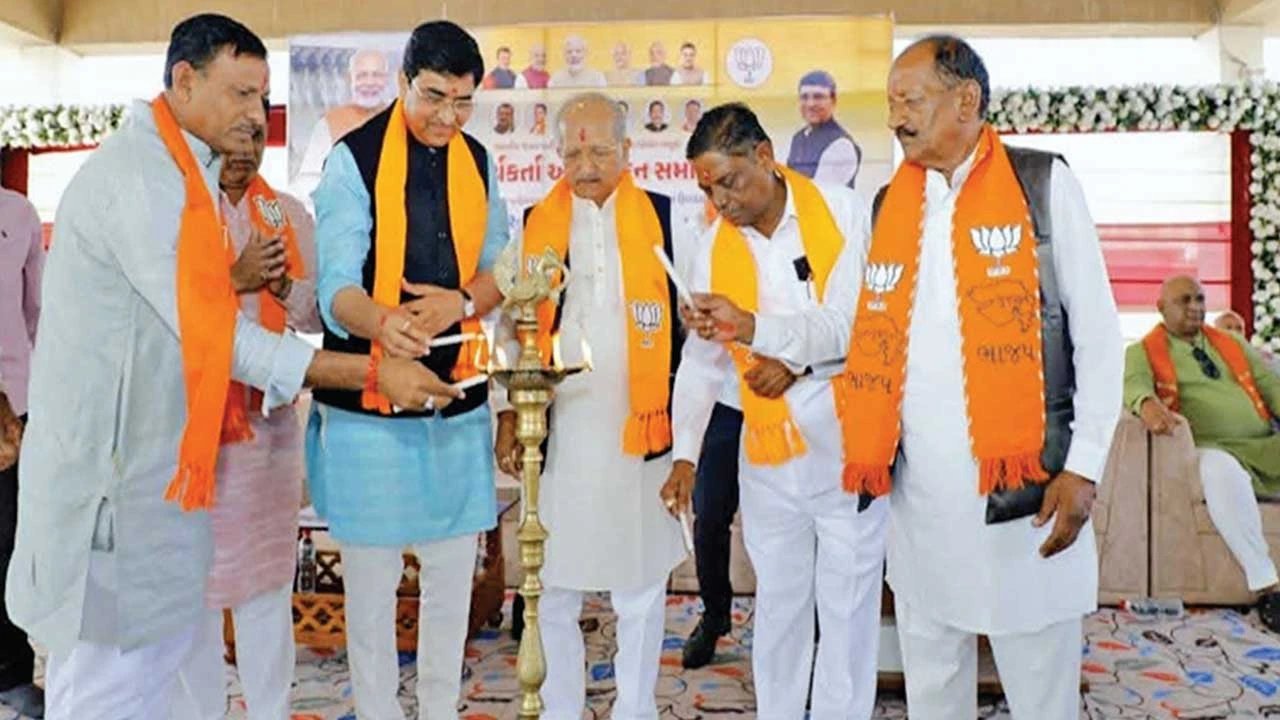 ધંધુકામાં પ્રદેશ ઉપપ્રમુખના ભવ્ય અભિવાદન સમારોહનું આયોજન, ભરતભાઈ પંડ્યાનું સન્માન કરાયું.