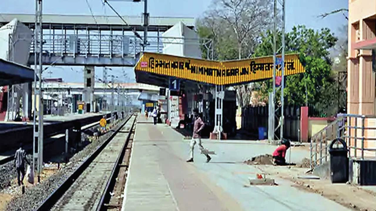 હિંમતનગર-ખેડબ્રહ્મા વચ્ચે ગેજ પરિવર્તન પૂર્ણ: ટ્રેન શરૂ થવાની શક્યતા, PM મોદી લીલીઝંડી આપી શકે છે.