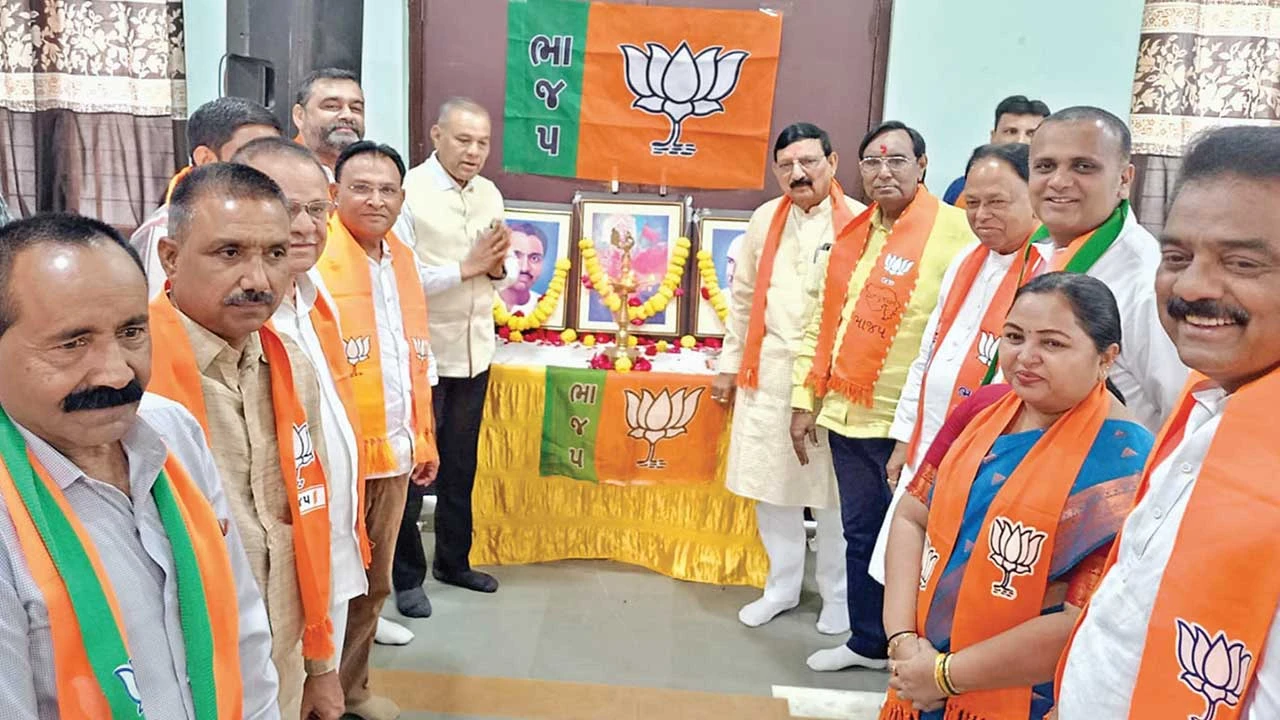 હિંમતનગર: સ્થાનિક સ્વરાજની ચૂંટણી સંદર્ભે બેઠક યોજાઇ, જેમાં BJP દ્વારા ચૂંટણીલક્ષી કામગીરી અંગે સમજ આપવામાં આવી.