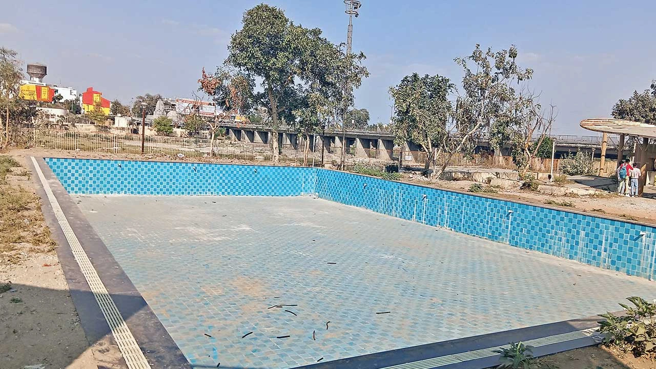 હિંમતનગર: ખેડબ્રહ્મામાં બગીચા વિસ્તારમાં બનાવેલ સ્વિમિંગ પુલ માત્ર શોભાના ગાઠીયા સમાન છે.