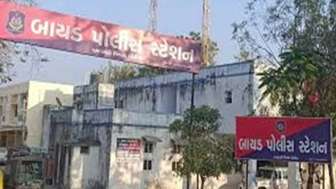 Bayad: ચોઈલા પાસે અજાણ્યા વાહનની ટક્કરે રાકેશ ઝાલા નામના યુવકનું ઘટનાસ્થળે જ કરુણ મોત.