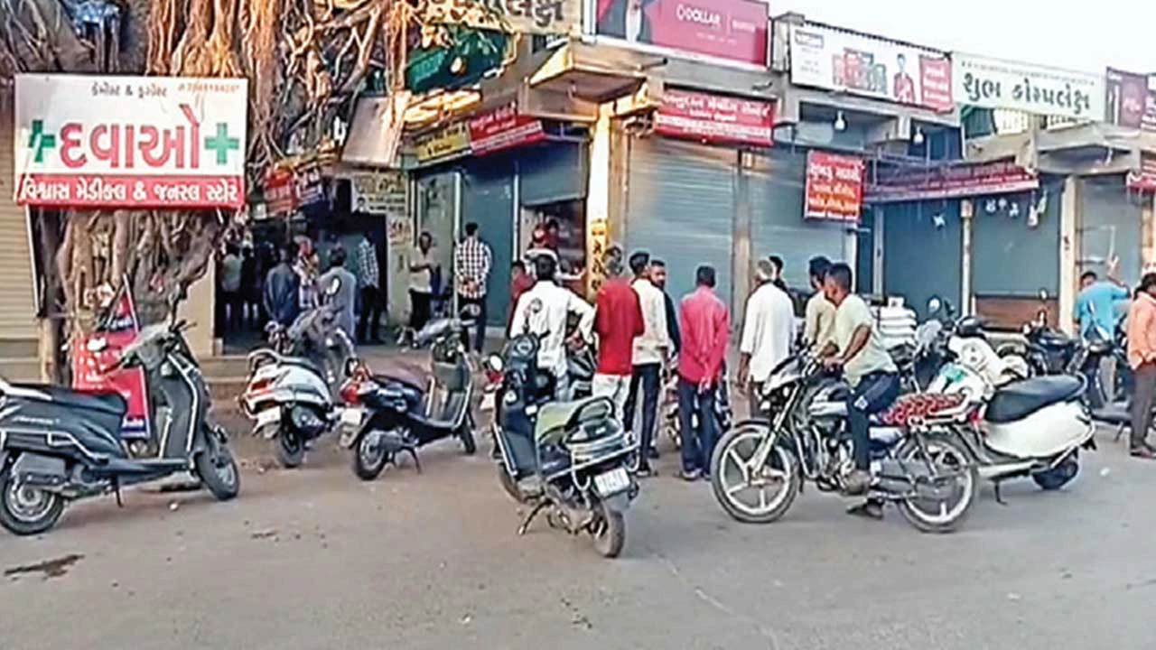 Modasa: મોડાસામાં રાતોરાત 13થી વધુ દુકાનોના તાળા તૂટ્યા, વેપારીઓમાં ભયનો માહોલ, પોલીસ પેટ્રોલિંગ સામે સવાલો.