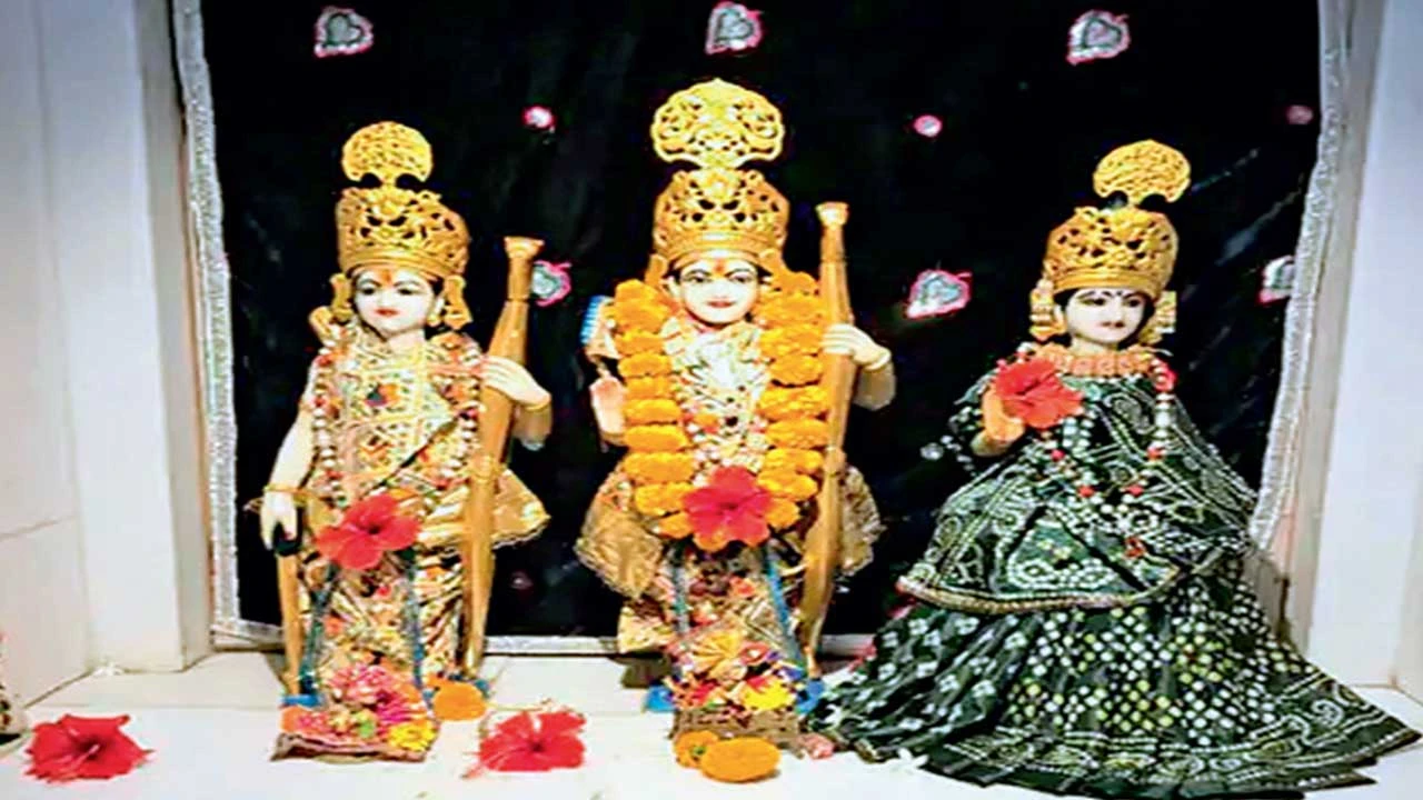 હિંમતનગરમાં રામનવમીની શોભાયાત્રા પૂર્વે રામજી મંદિર શણગારાયું.