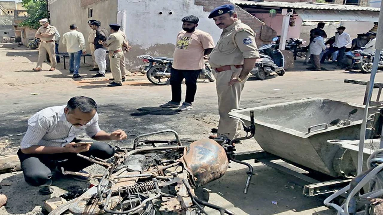 હળવદમાં જૂની અદાવતમાં બે પરિવારો વચ્ચે સશસ્ત્ર ધીંગાણું થતા 1 વ્યક્તિનું સારવાર દરમિયાન મોત નીપજ્યું.