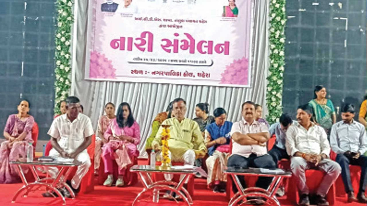 PANCHMAHAL: શહેરા ટાઉનહોલ ખાતે ICDS દ્વારા નારી સંમેલન યોજાયું 