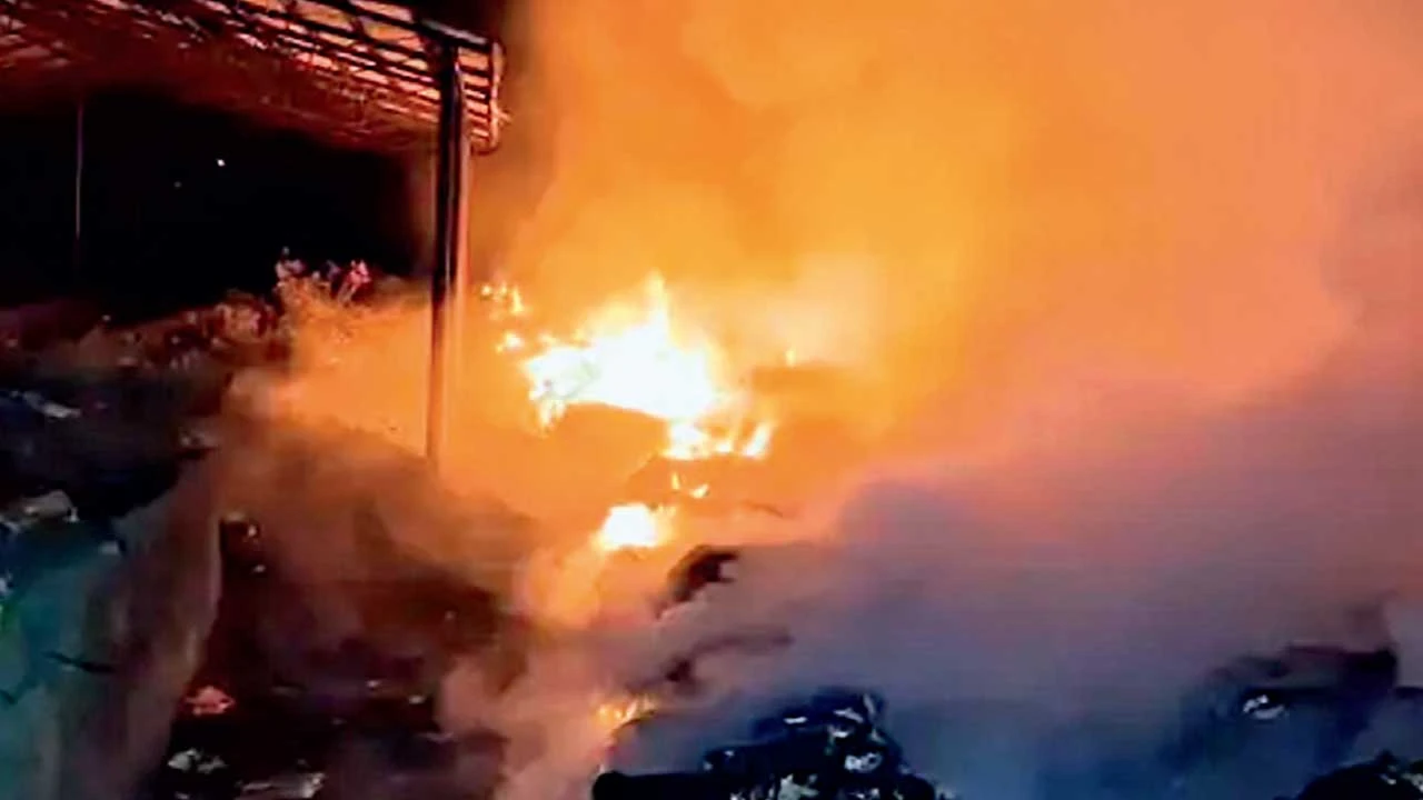 પ્રાંતિજ નગરપાલિકાની ડમ્પિંગ સાઈટ પર આગ, નગરપાલિકાનું ફાયર ફાઈટર ઘટના સ્થળે પહોંચ્યું અને આગ પર કાબુ મેળવ્યો.