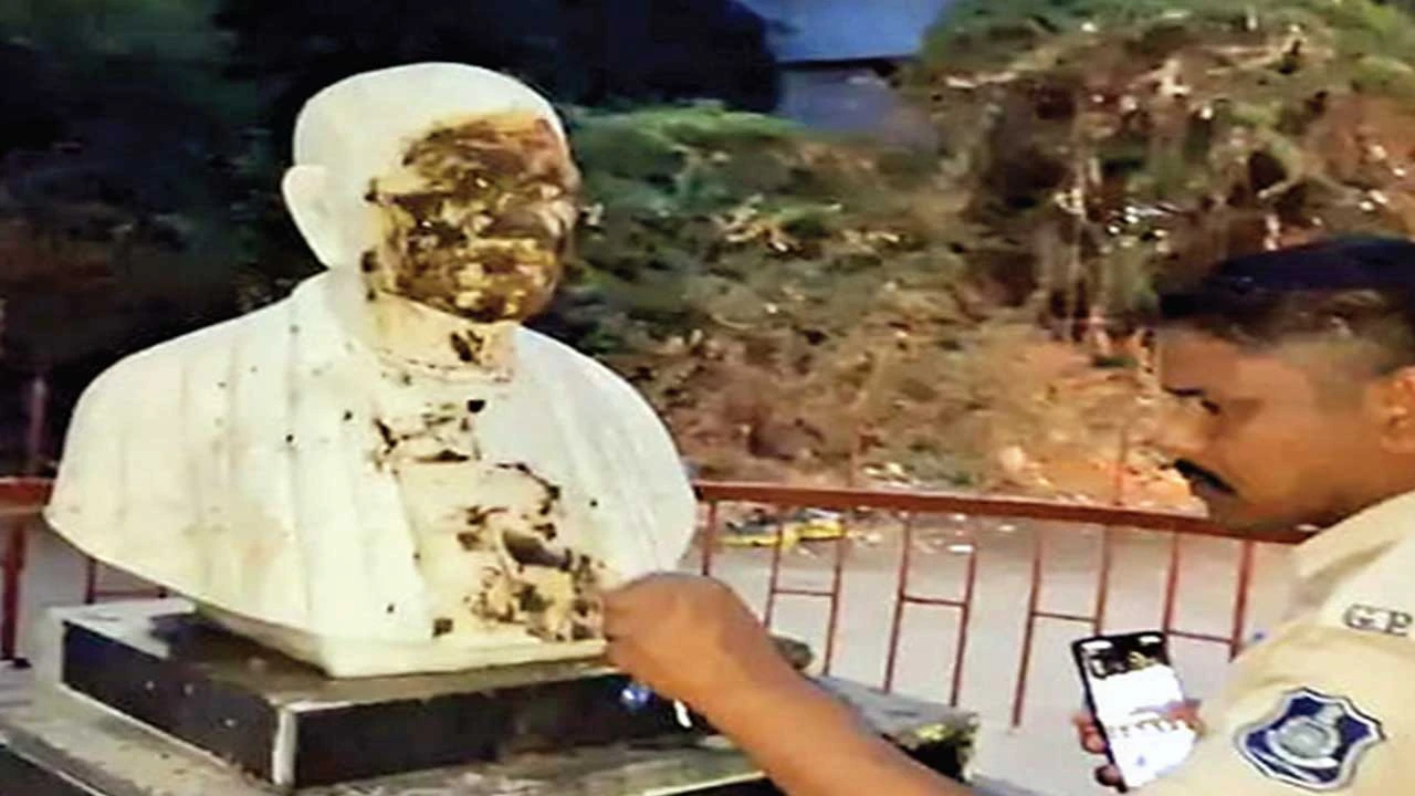 પ્રાંતિજમાં સરદાર પટેલની પ્રતિમાને અસામાજિક તત્વોએ છાણ લગાવ્યું, સમાજમાં રોષ, પોલીસે CCTV તપાસ શરૂ કરી.