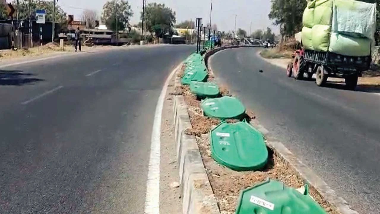 કરોડોનો ધુમાડો: લોકાર્પણના થોડા દિવસોમાં જ ખેડબ્રહ્મા હાઈવેના સેફ્ટી બ્રેકર્સ જમીનદોસ્ત થતા ભ્રષ્ટાચારની શંકા.