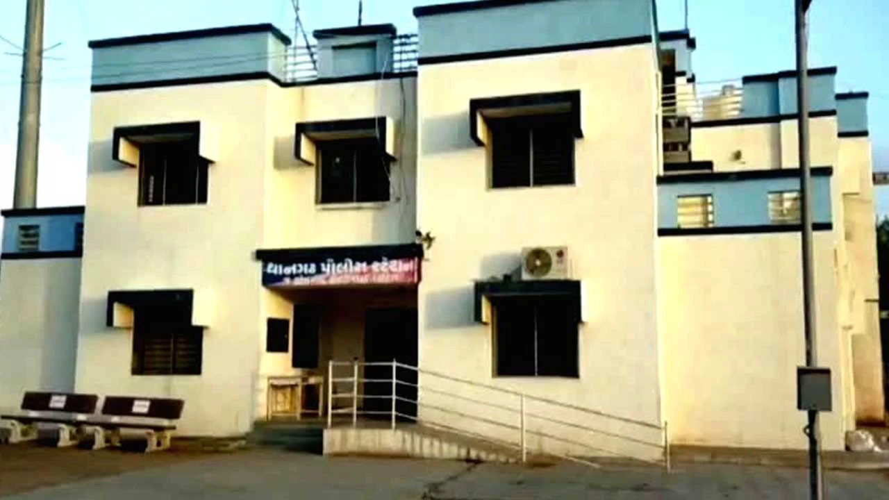 Surendranagar: થાન તળાવની પાળ પાસે બાવળની આડમાં દારૂ વેચતો શખ્સ પકડાયો 