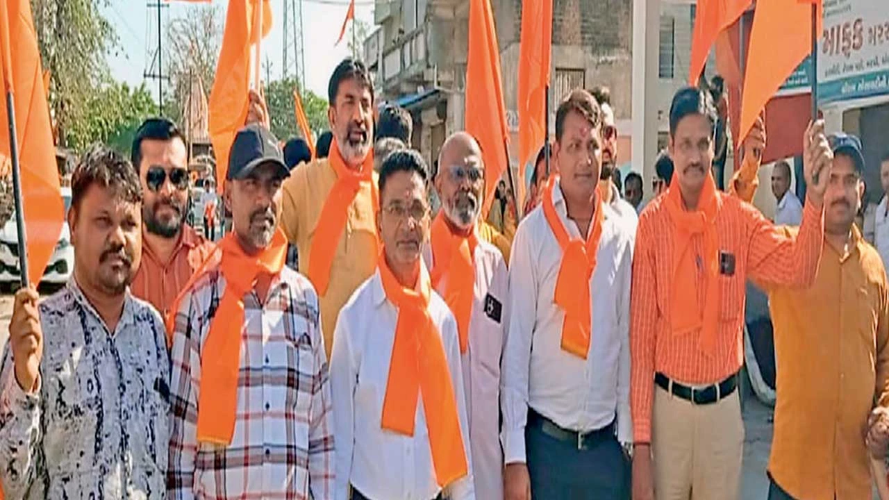 Dholka: ધોળકા યુવક મંડળ દ્વારા ભવ્ય શોભાયાત્રા યોજાઈ 