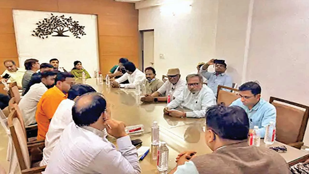 હિંમતનગર: ખેડબ્રહ્મા-અસારવા ટ્રેન લાઇનના ઈ-લોકાર્પણ પૂર્વે બેઠક યોજાઈ, કાર્યક્રમની તૈયારી અંગે ચર્ચા થઈ.