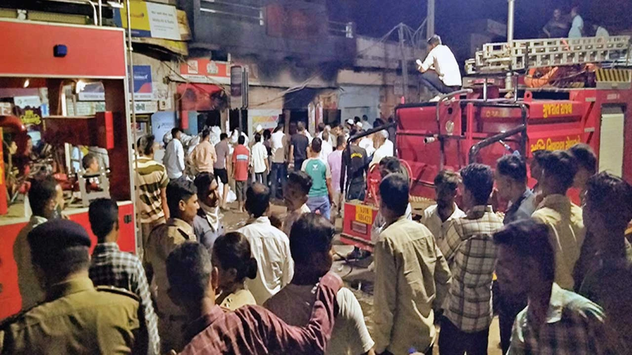 Viramgam: વિરમગામના લોખંડ બજારમા કલરની દુકાનમાં રાત્રિના અચાનક આગ લાગતા અફરાતફરી મચી 