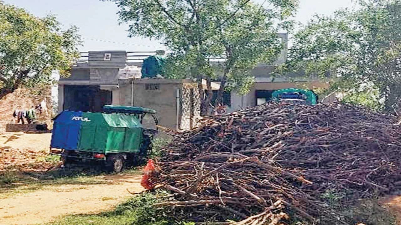 Himatnagar: કુકડીયામાં કચરા નિકાલની ઈ-રિક્ષા પડી રહેતા તર્કવિતર્ક