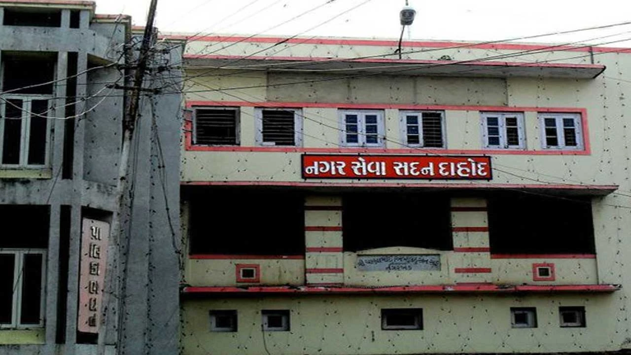 DAHOD: દાહોદ પાલિકા ચૂંટણીમાં હવે 56 મતદાન મથકોમાં જ મતદાન થશે 