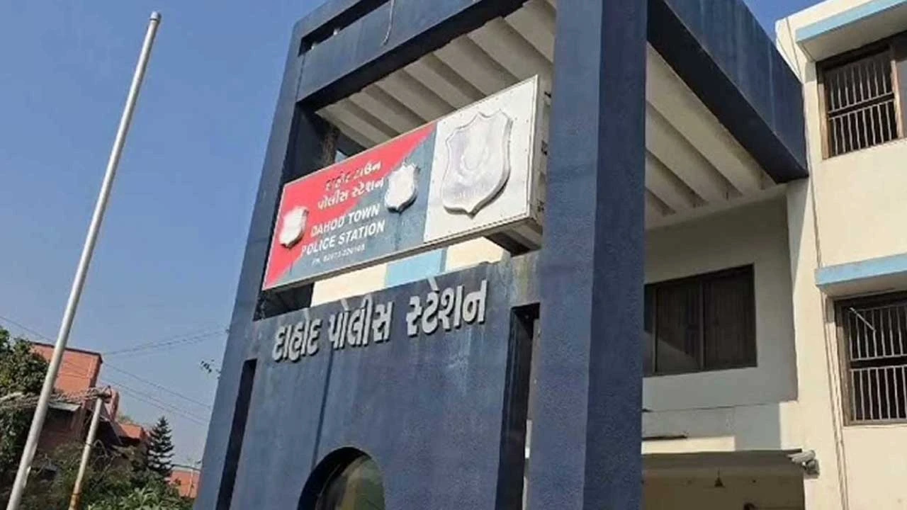 Dahod: જાહેરમાં જુગાર રમતાં 6 જુગારીને પોલીસે ઝડપી પાડયાં 