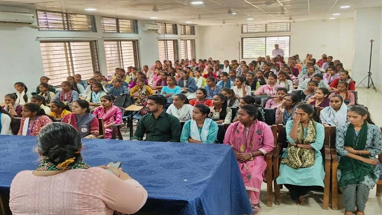 Dahod: દાહોદ આઈટીઆઈ ખાતે મહિલા સ્વરોજગાર અને ભરતી મેળો યોજાયો 
