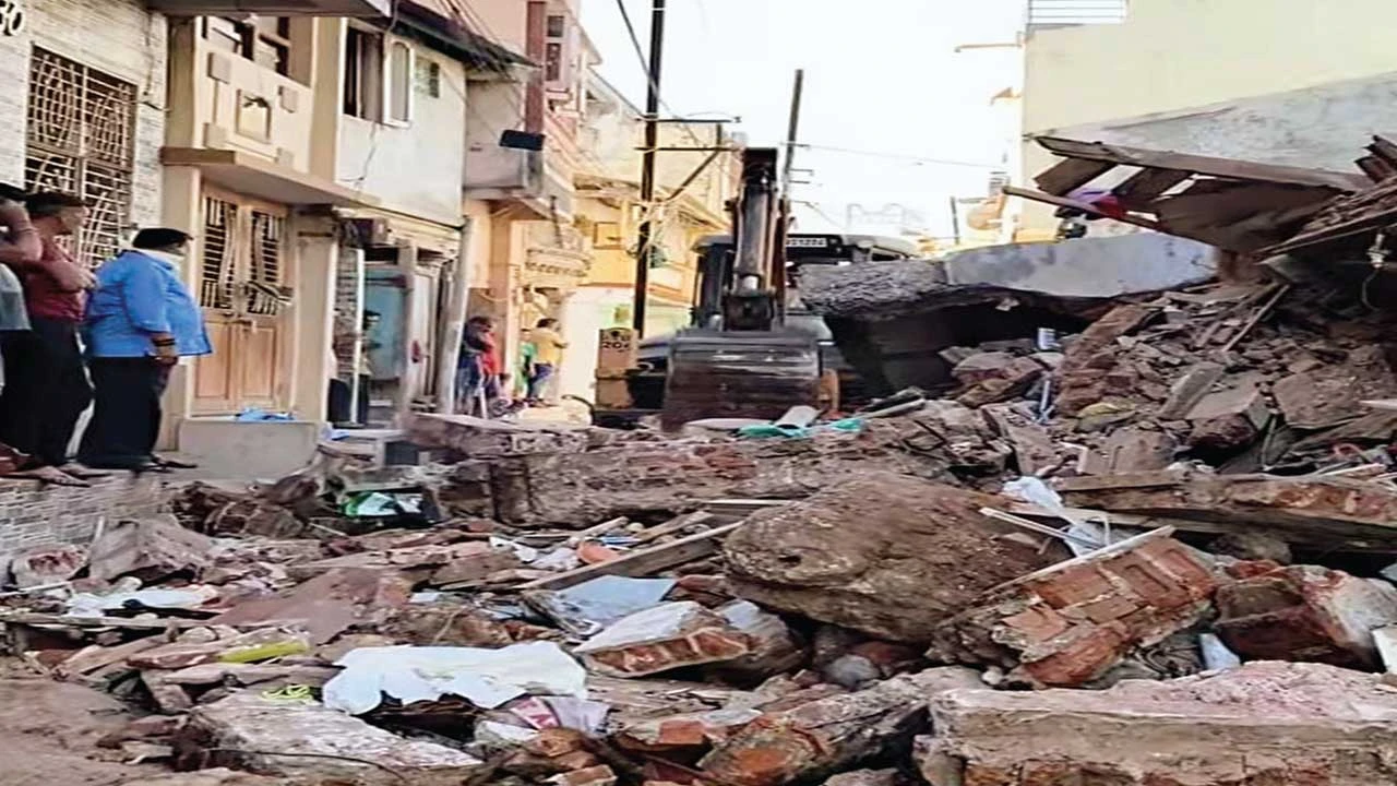 Khambhat: રંગરેજની આમલી વિસ્તારમાં મકાન ધરાશાયી, દોડધામ. સદનસીબે જાનહાનિ ટળી.