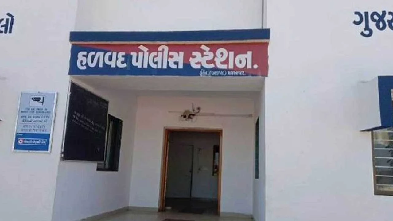 Halvad: હળવદ તાલુકાના ચંદ્રગઢ સીમમાં ખેતરમાં વીજ પોલ તોડી નાંખી વીજ કર્મીને ધમકી આપ્યા ફરિયાદ 