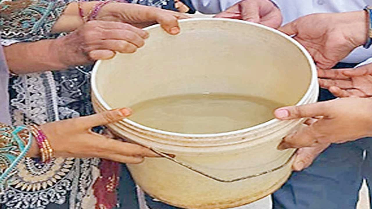 Ahmedabad: જમાલપુરમાં ગંદા-કાળા પાણીનો ત્રાસ વકર્યો, વારંવારની ફરીયાદો છતાં AMCનું તંત્ર બહેરૂં