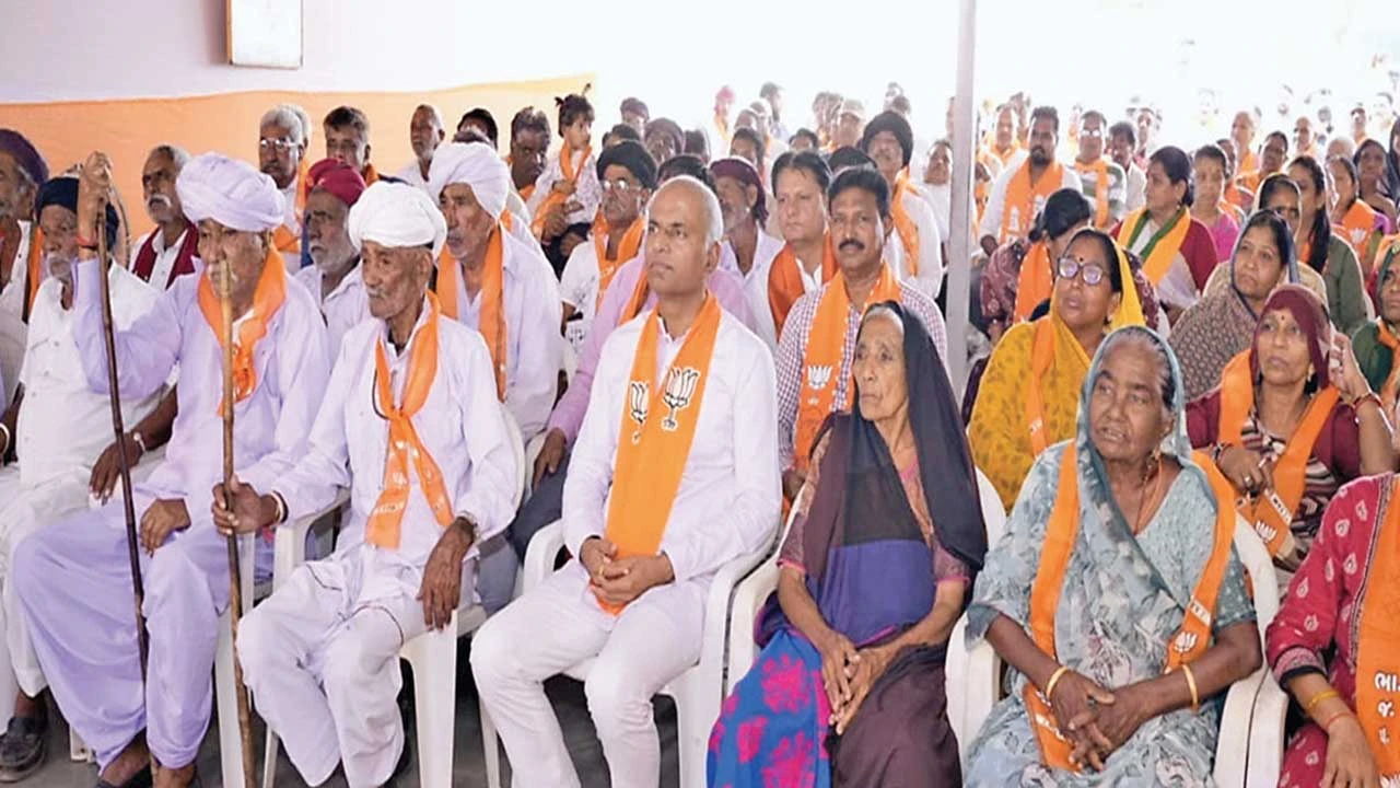 ગાંધીનગરના તમામ વોર્ડમાં 'મન કી બાત, ટિફિન કે સાથ' કાર્યક્રમ યોજાયો: PM મોદીના વિચારો અને ભોજનનો સમન્વય.