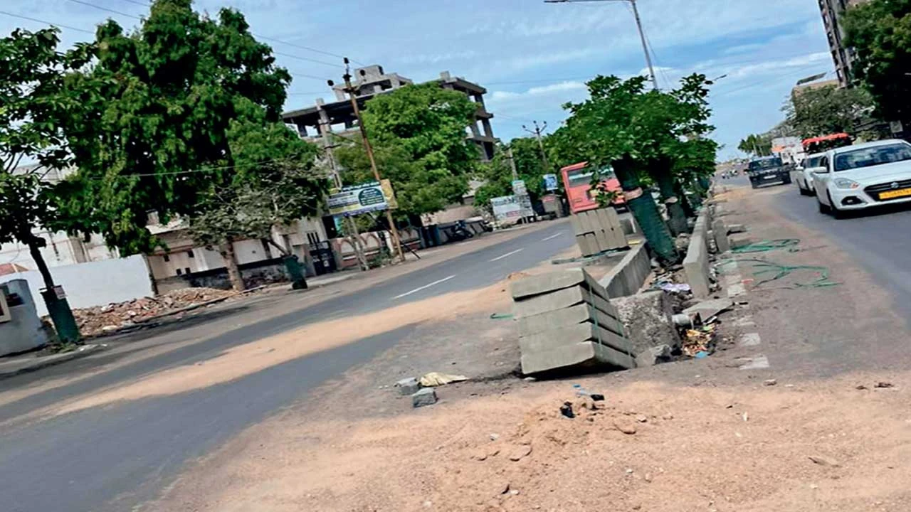 Surendranagar: 80 ફુટ રોડ પર ડીવાઈડરના કામને લઈને રેતીના ઢગલાથી અકસ્માતનો ભય 