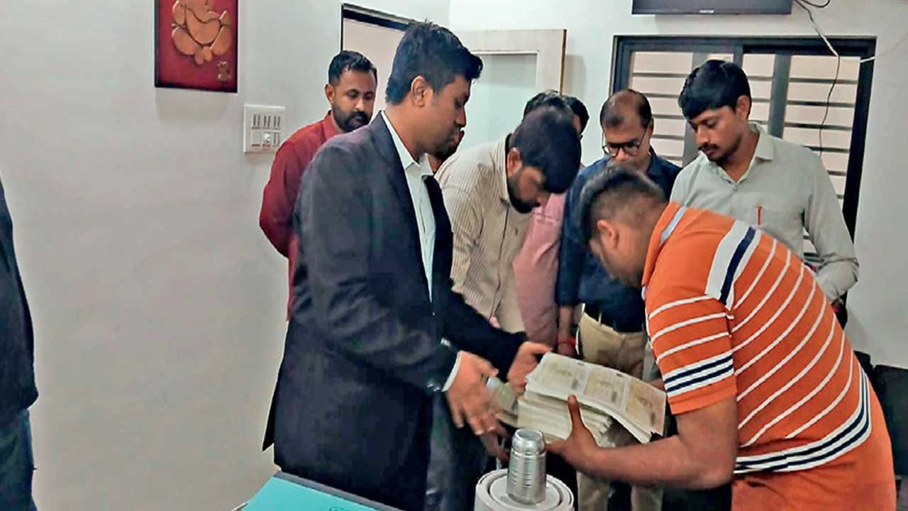 Surendranagar: ગુગલીયાણામાં નાયબ કલેકટરે રોયલ્ટી પાસનું કૌભાંડ ઝડપ્યું 