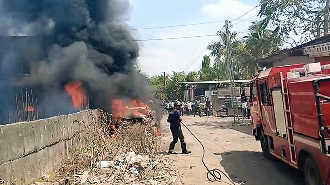 મોડાસાના હજીરા વિસ્તારમાં કારના ગેરેજમાં આગ લાગી, જેમાં અનેક vehicles ને નુકસાન થયું.