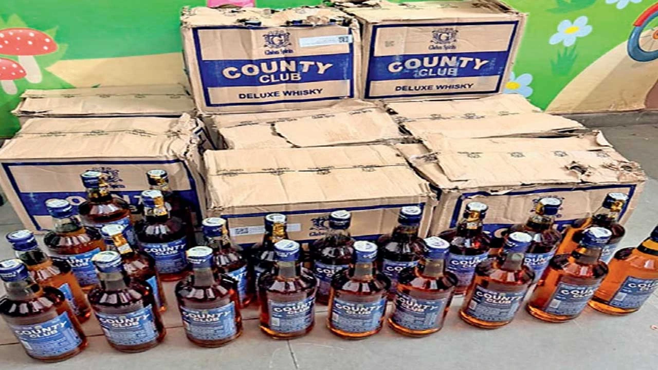 સુરેન્દ્રનગરમાં પોલીસે દારૂ-બિયર સહિત રૂ. 1.64 લાખથી વધુનો મુદ્દામાલ ઝડપી પાડ્યો.