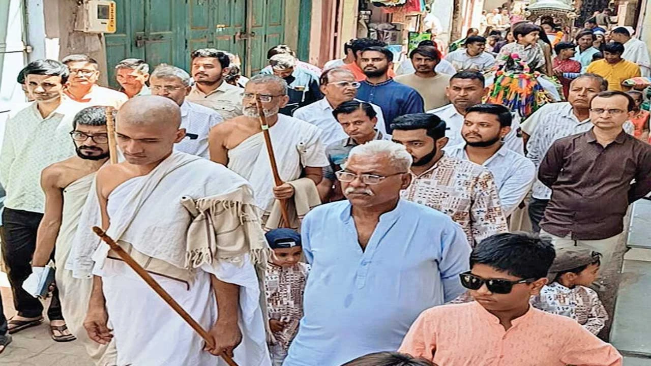 માંડલમાં Mahavir Swami ભગવાનની ભવ્ય નગરયાત્રા વાજતેગાજતે નીકળી.